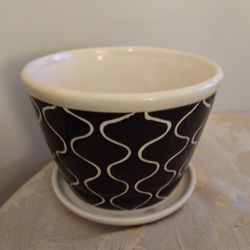 BLACK & WHITE MODERN CERAMIC PLANTER CURVED LINES PLUS SAUCER