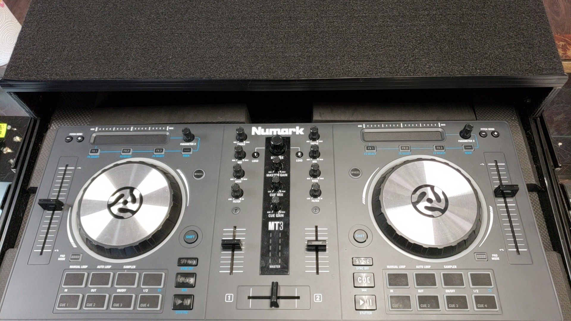 Numark Controller MT3 with case