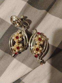 Gold tone earrings  they need to be repaired