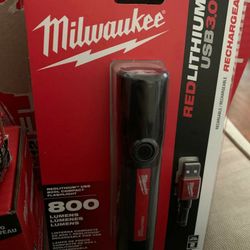 Milwaukee 2160-21 USB 800L Compact Flashlight