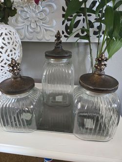 Containers with decorative lids