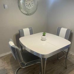 vendo comedor solo 3 sillas tray la otra vase del medio $90    espejo$20 
