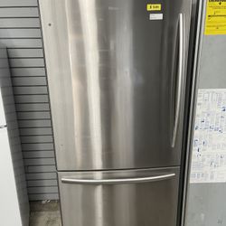 Hisense Bottom Freezer In Stainless Steel New Open Box Coubter Depth 