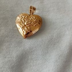 Gold Plated Pendant/Dije De Corazón De Oro Laminado 