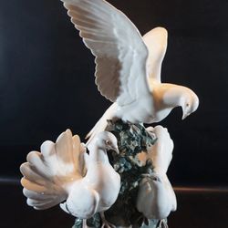 Lladro Figurine #1335 Group of Doves  Retired.