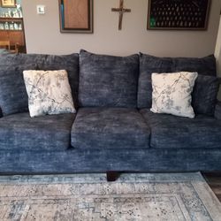 *BEAUTIFUL AND COMFY BLUE COUCH***England Del Mar Catalina 