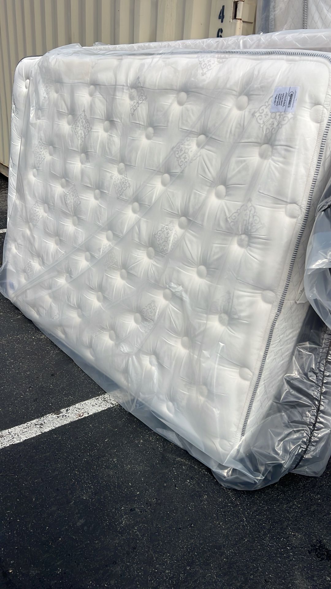 Queen Size Mattress By Serta perfect Sleeper