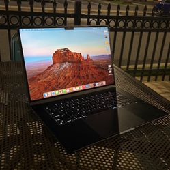 MacBook Air M2 15inch 8GB 256GB SSD - Perfect condition.