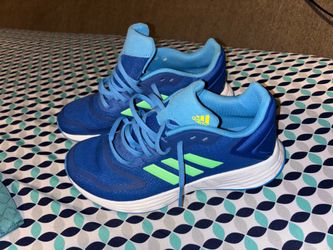 ADIDAS YOUTH 5.5 size! Or size 7 in women