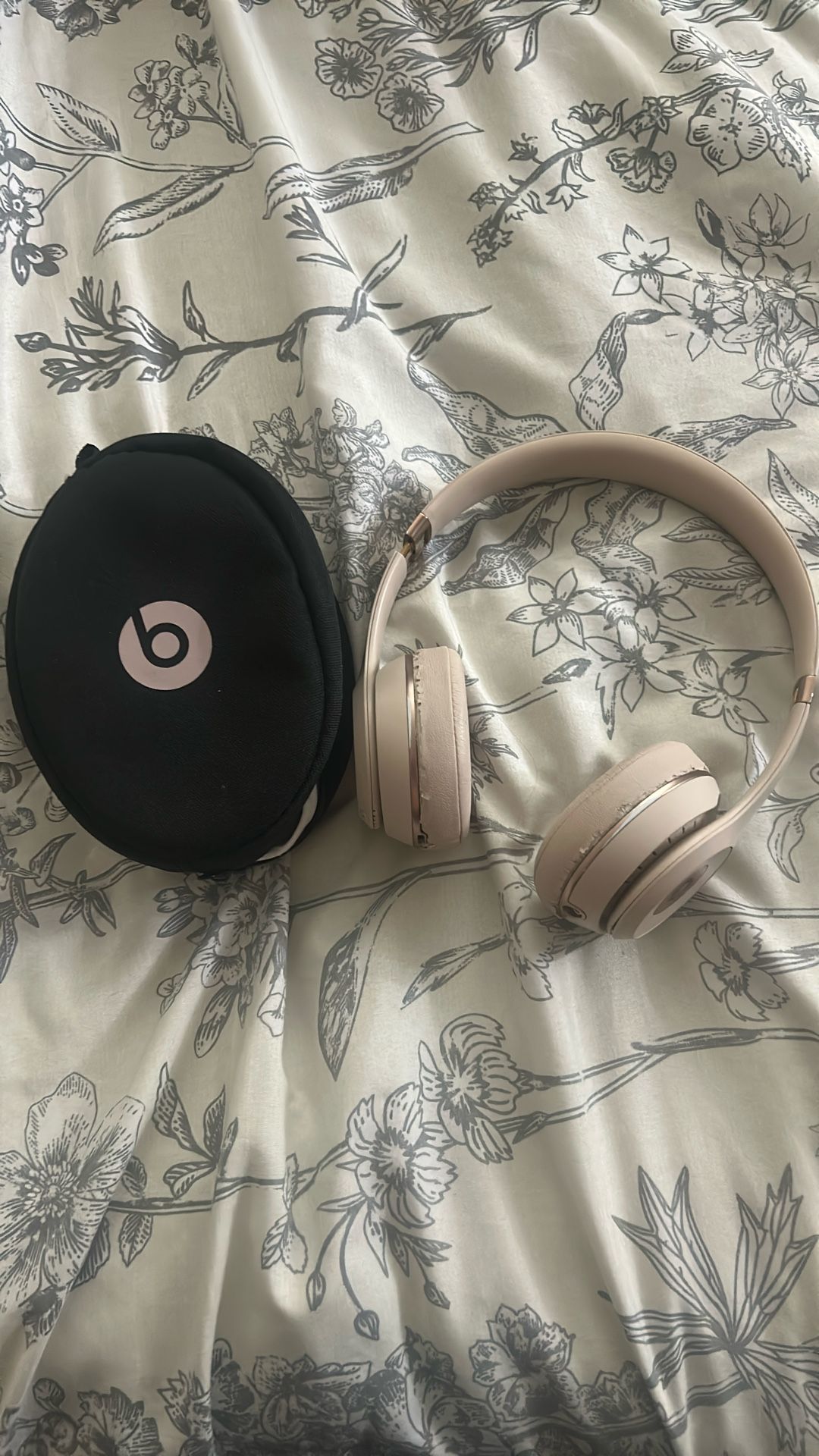 Rose Gold Beats Solo 3