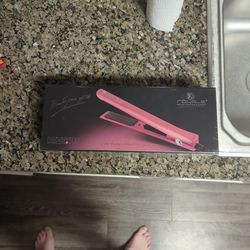 Royale Straight Iron