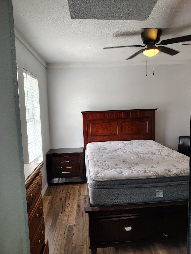 Private Room With Bathroom. With Laundry And Kitchen Privileges