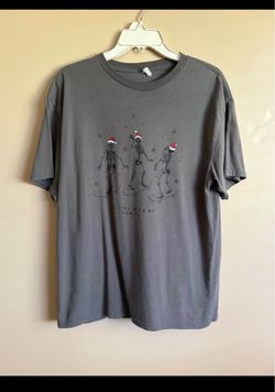 Women’s Gray Skeleton Santa Hat Graphic T-Shirt Size Large