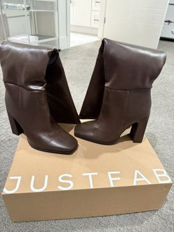 Size 5.5 CHOCOLATE BROWN BOOTS NEW
