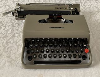 Vintage Typewriter (Lettera 22) Thumbnail