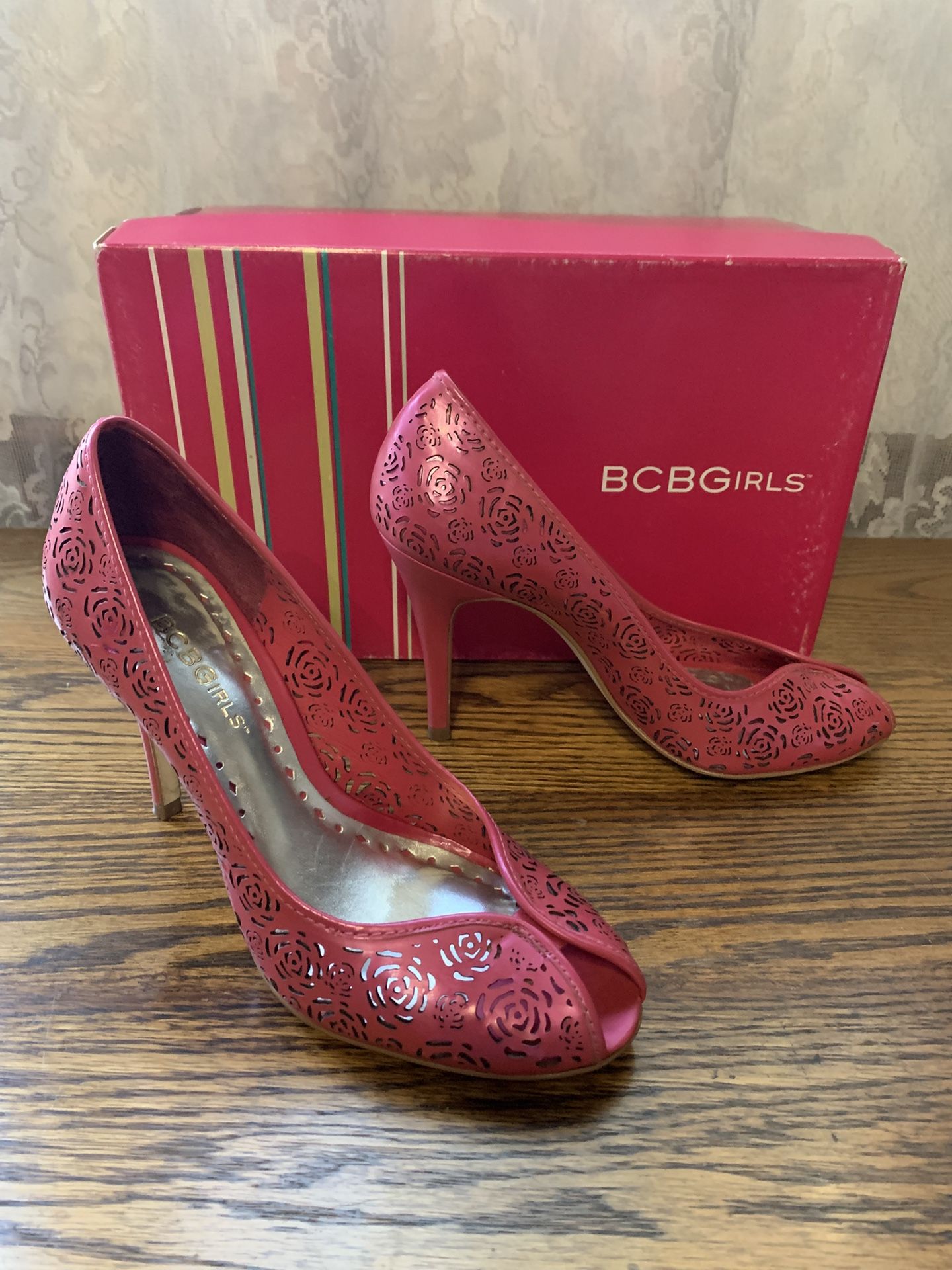 BCBG 6.5 M Women’s Pink Laser Cut Roses Peep Toe Heels Pumps Shoes + Box