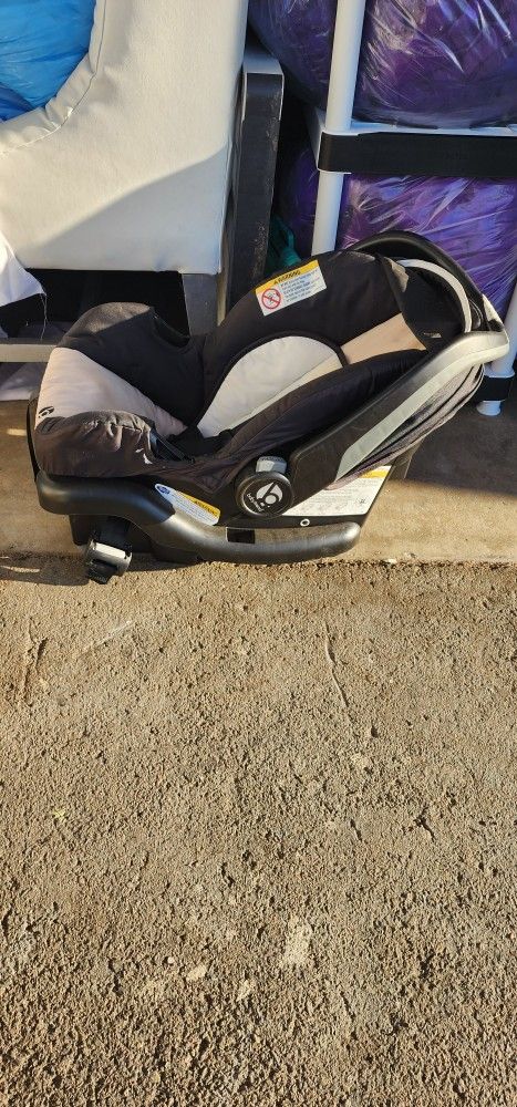 2 Carseats Wirh Base Baby Trend