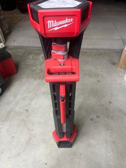 Milwaukee rocket light