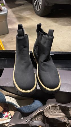 Boots size 9
