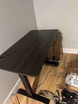Desk ( automatic adjustment and standing)