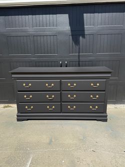 Ashley Furniture XLBlack 6-Drawer Dresser with Gold Handles