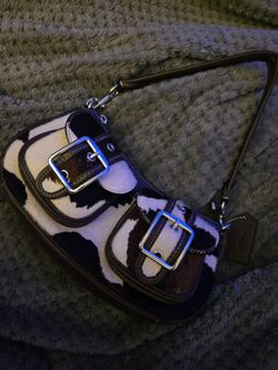 Coach cow ashton purse with strap too Great Condition the back peeling other then that inside Excellent and front Excellent Serious Buyers ✨️