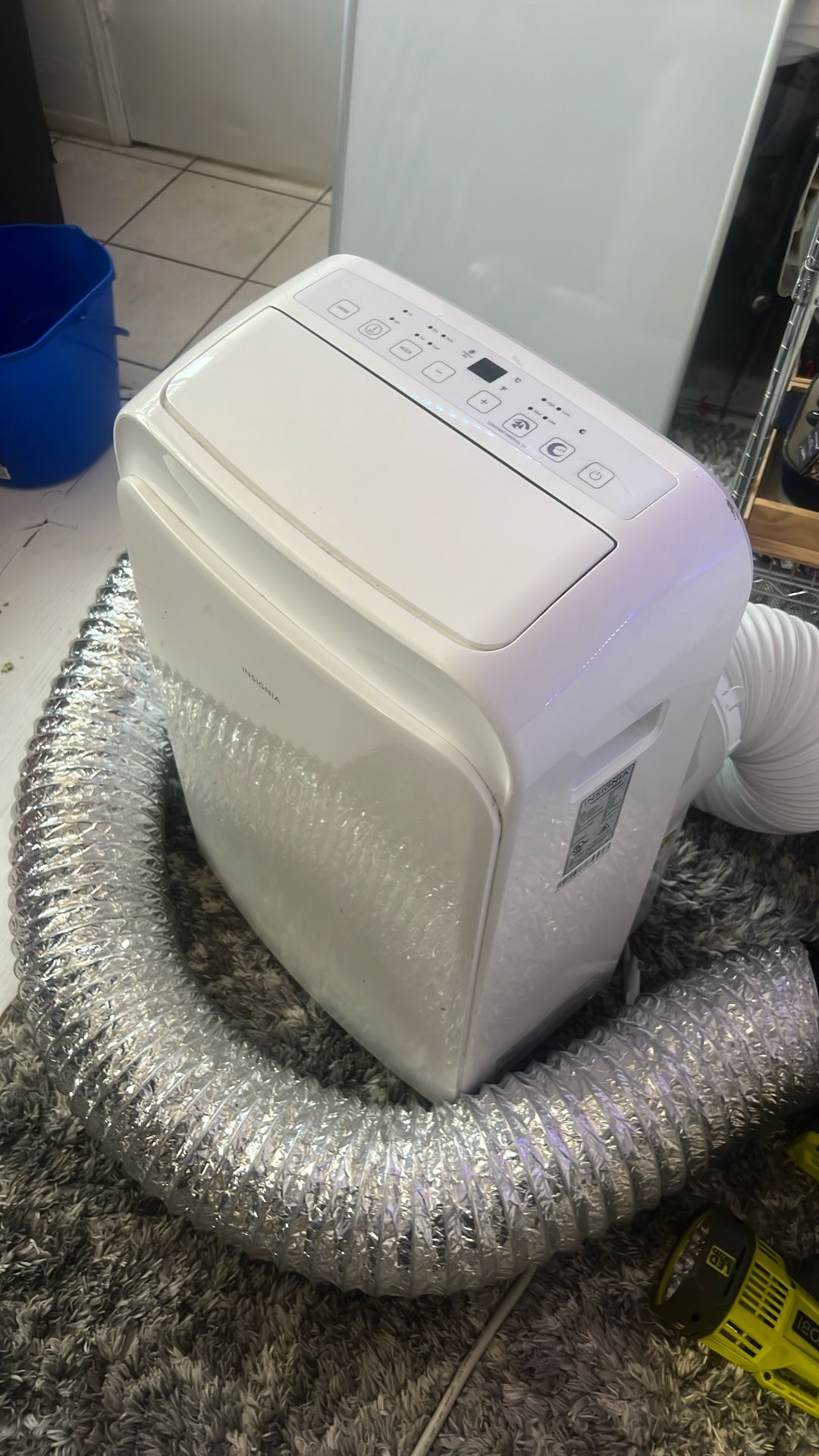 Insignia Air Conditioner 250sq feet