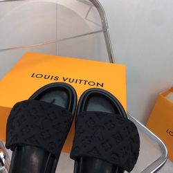 LV Monogram Slides: Iconic Pattern on Stylish Black Slippers(ym3)26