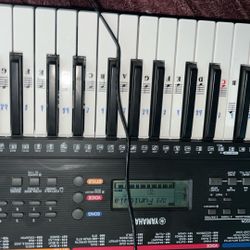 Yamaha PSRE263 61-Key Portable Keyboard come with stand 