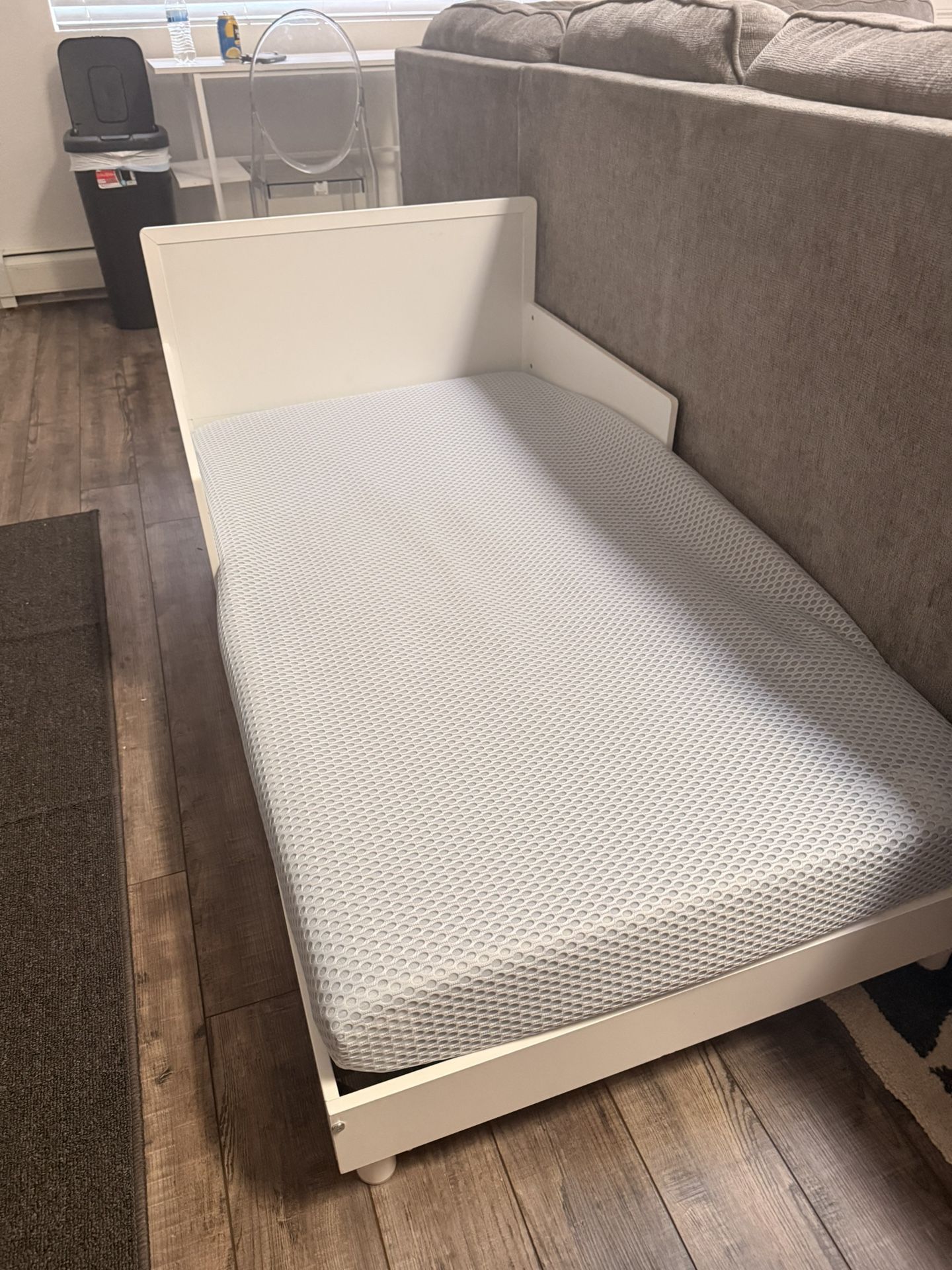 Like New Toddler Bed With Protection Mattress 