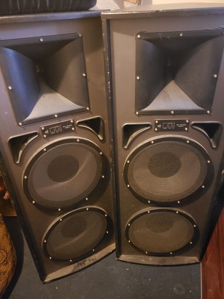 Pro audio speakers sound good an loud for a garage or game room or club or man cave or djing 400 obo