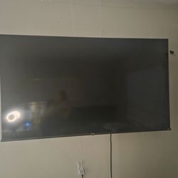 Hisense TV 58 in with wall mount