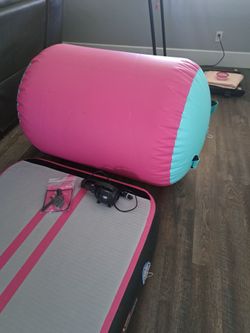 Inflatable gymnastics matt and roller barrel