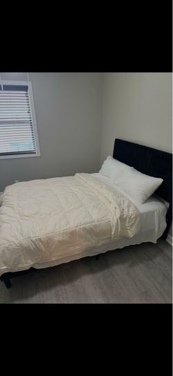 Queen bed with pillow and comforter set
