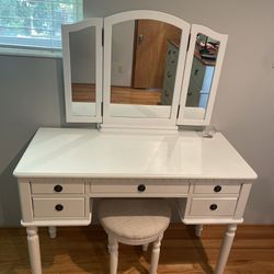 Beautiful Vanity/ Makeup Desk