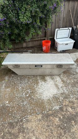 Truck tool box