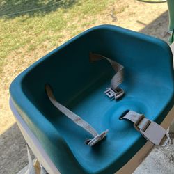 Sillita para comer en la mesa, los bebés tiene sus cintas para la protección, en excelente condición