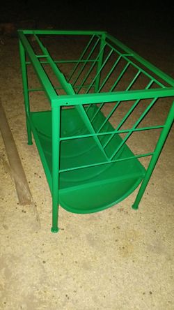 Hay feeder
