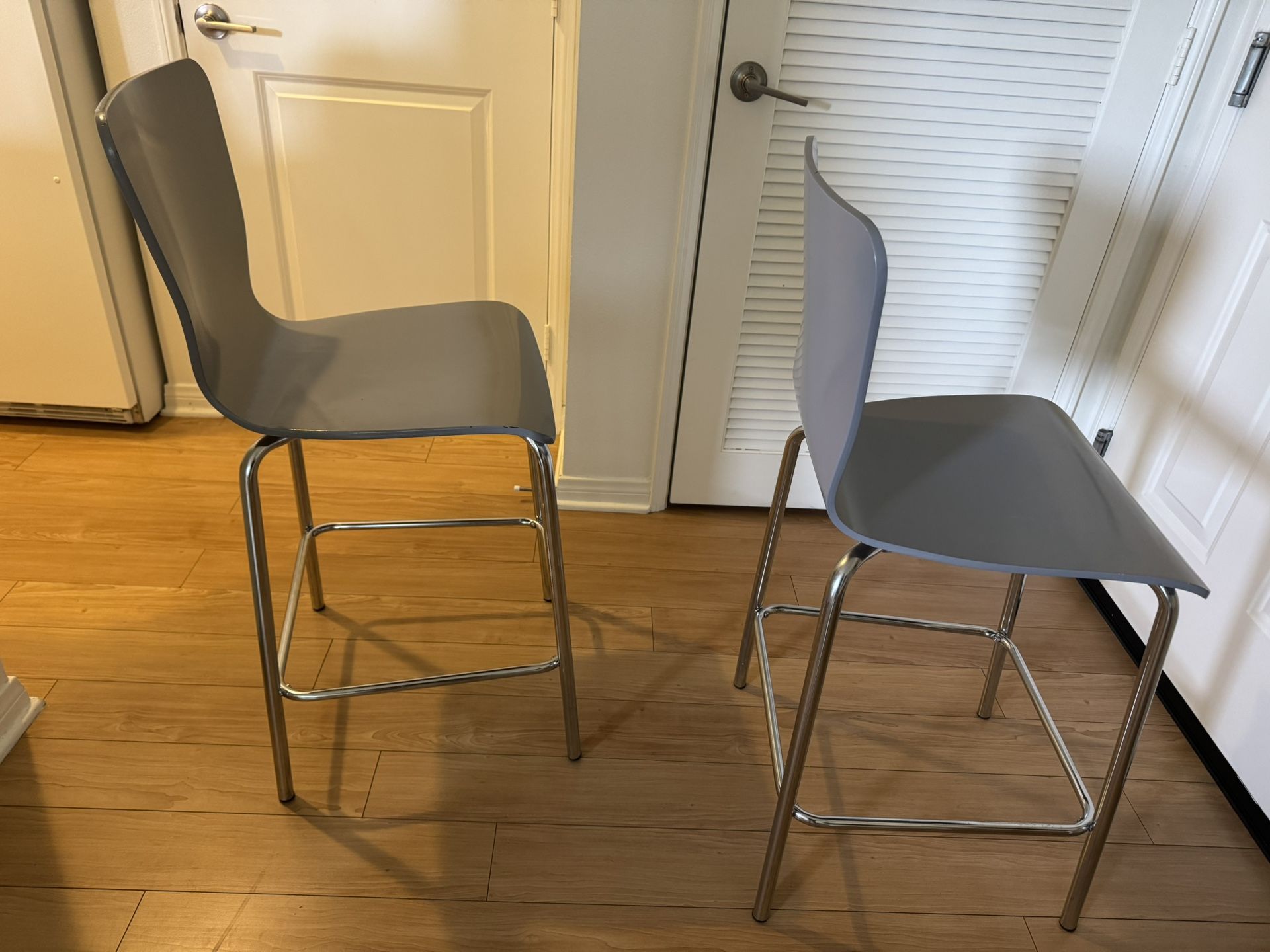 2 Counter stools 
