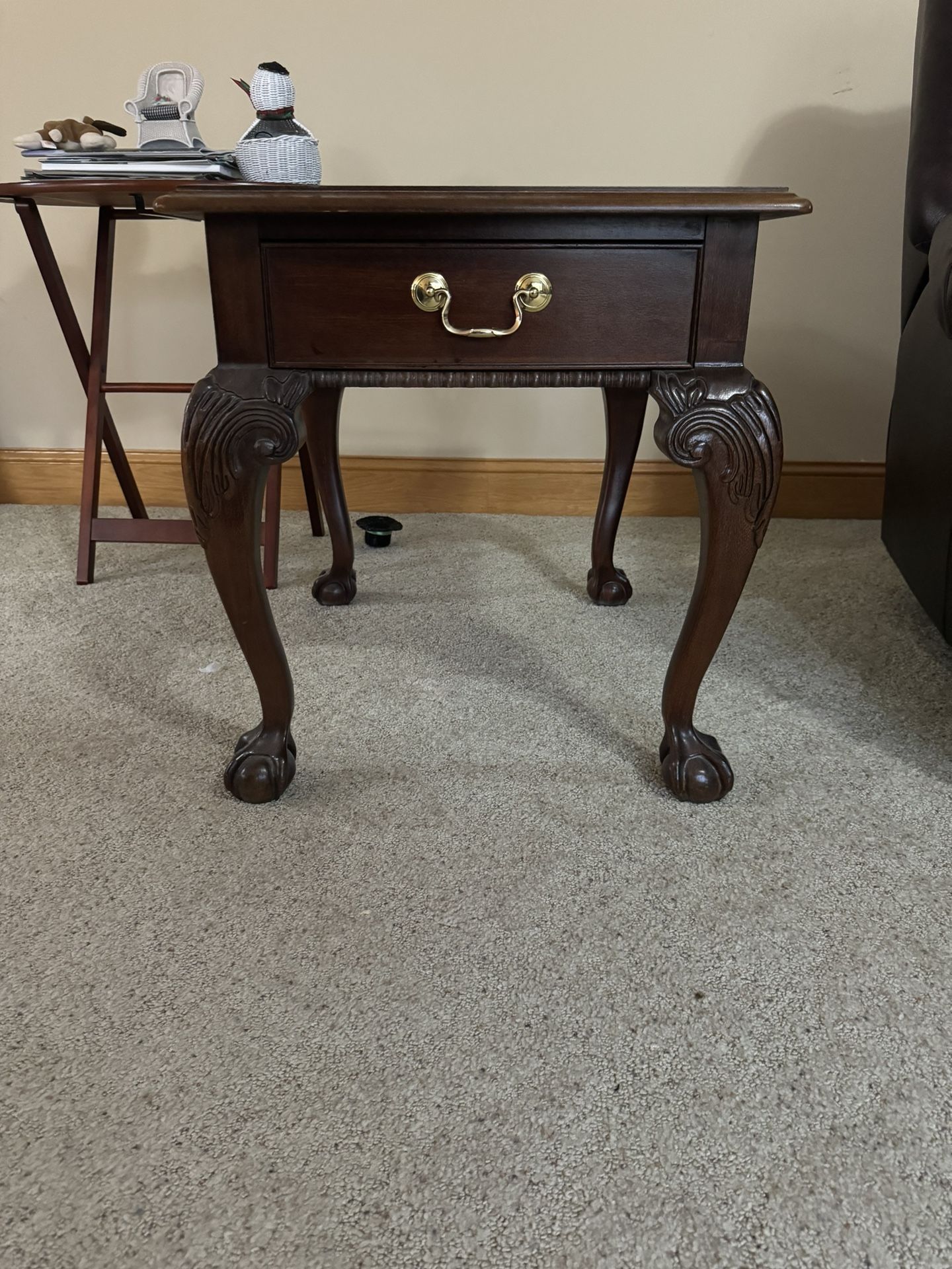 THOMASVILLE MAHOGANY COLLECTION CHIPPENDALE STYLE BALL AND CLAW SIDE TABLE