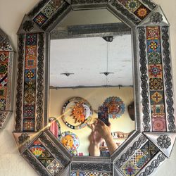 Espejo Ristico De Metal Repujado Con Talavera ,Altura 35,Ancho 25 ,se puede Colgar Vertical O Orisontal .