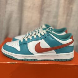 Nike Dunks Size 9m.  89$. Obo