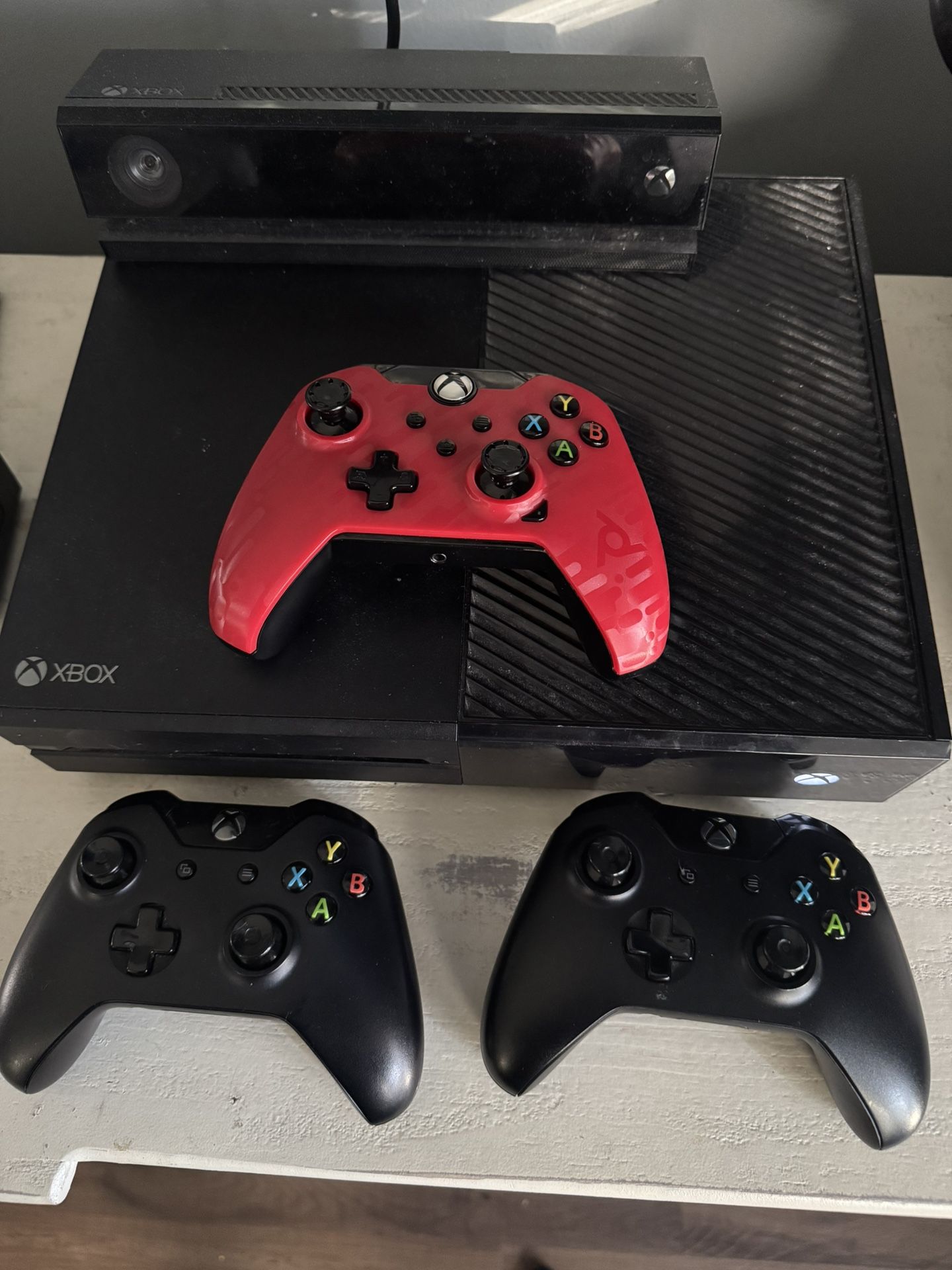 Xbox With 3 Controllers And Xbox Kinect