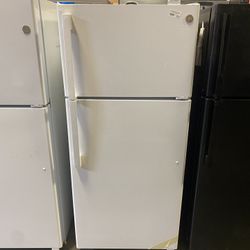 GE  GTS17DTNRWW 28 Inch Top Freezer Refrigerator with 16.6 Cu. Ft. Capacity 