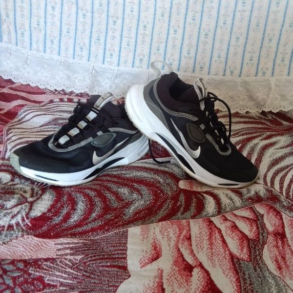 Nike Spark Black Pure Platinum W running shoe.