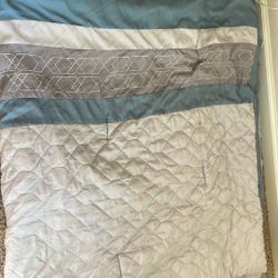 Size 102 / 86 “ Bedspread In Good Condition $ 10