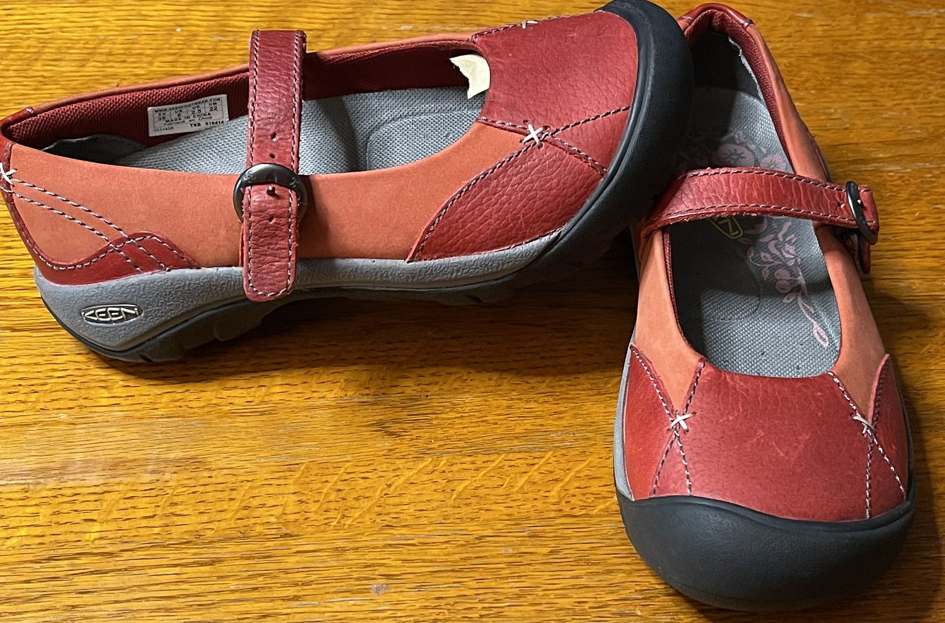 NWOT Red Keen Mary Jane Size 5