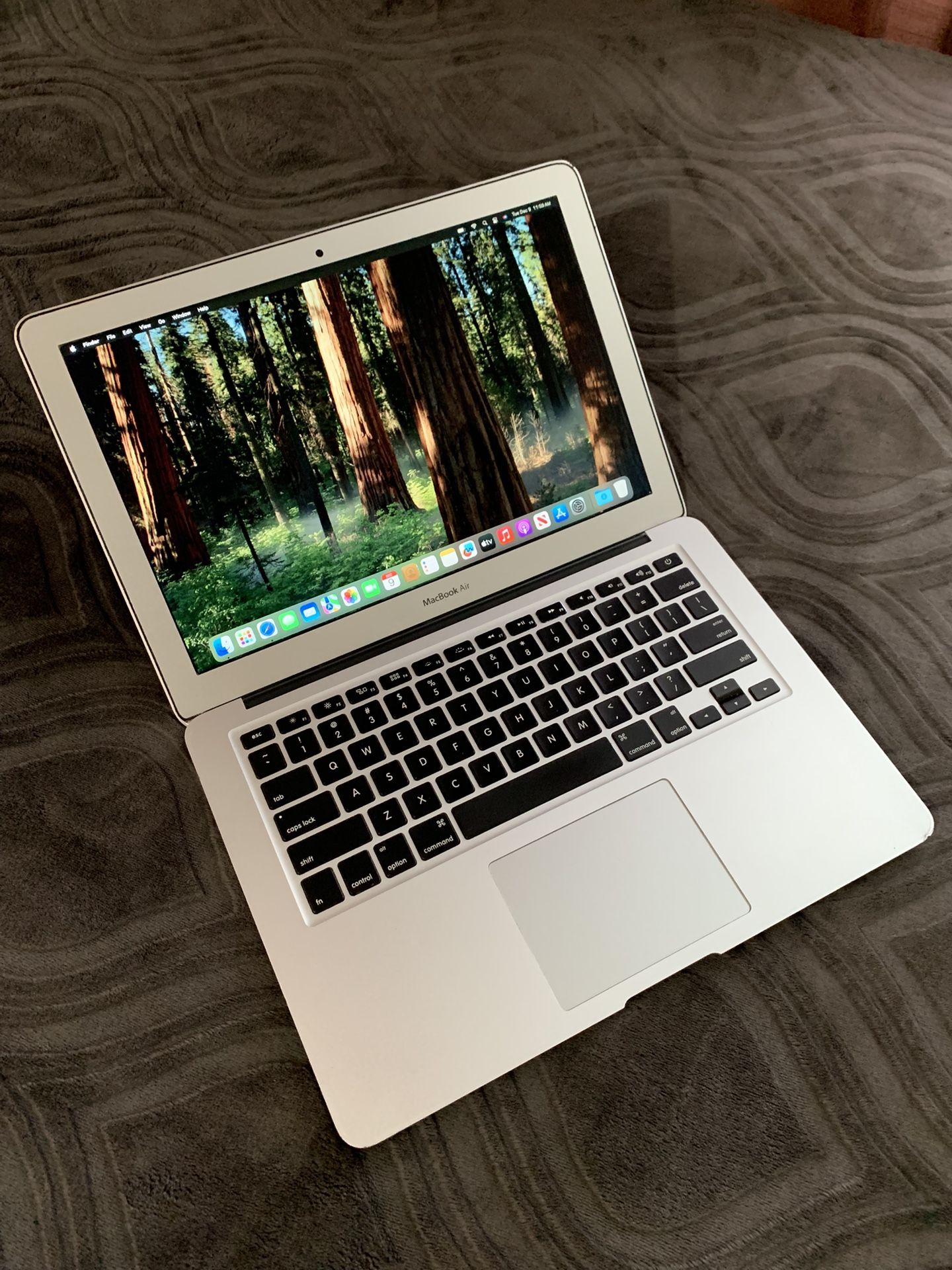 2015 13.3"inch Intel Core i5 MacBook Air Laptop, 8GB RAM, 128GB SSD. macOS Sequoia 15.7.2 Installed