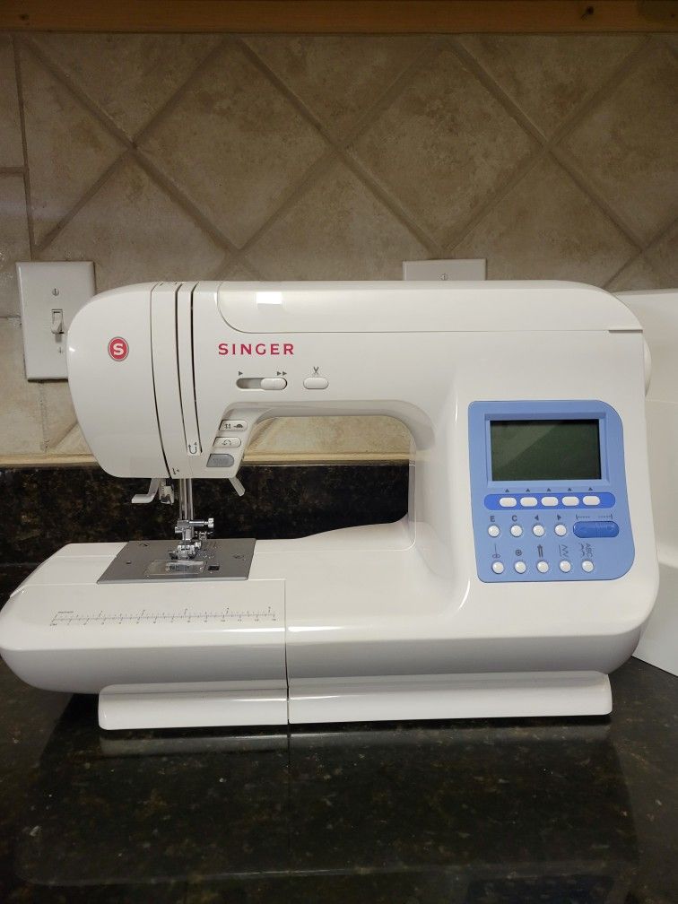 SINGER 9970 COMPUTERIZED SEWING MACHINE WITH ROLLING CARRY CASE (NEVER USED)