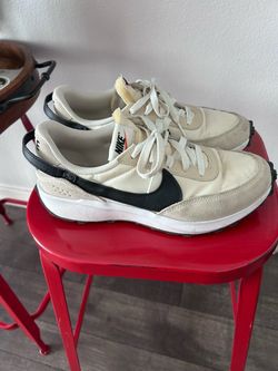 Nike Low-Top Sneakers Cream and Black